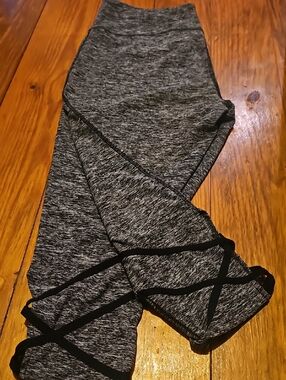 Women’s Gray Crisscross Leggings with Strappy Hem